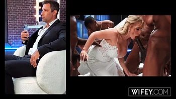 Vier schwarze Kerle ficken blonde Braut im engen Pussy, Mann zuschaut