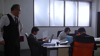 Verheiratete Sekretärin schwitzt, küsst und wird im Büro gefickt