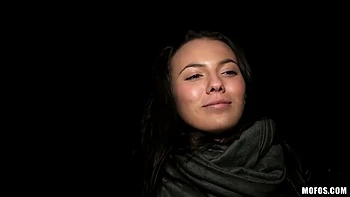 Euro chica Vanessa Decker de tetas grandes chupando polla en coche POV