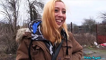 Adolescente pelirroja inocente se agacha por dinero al aire libre