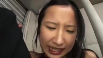 Frau betrügt, während der Cuckold gedemütigt wird