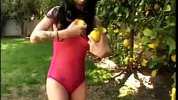 Salope voleuse de citron baise doggy anal et suce