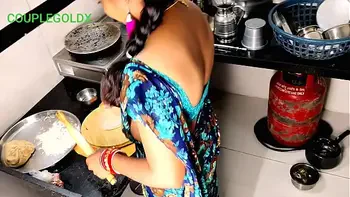 देसी कोमल को उसके देवर ने रोटी बनाते हुए किचन में ही लैंड निकाल कर चोदना शुरू किया