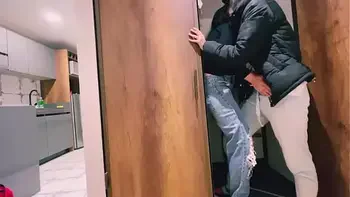 Su mamá no sabe que estoy teniendo sexo en su propio cuarto