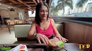 Saindo do Burger King para fuder no Drive thru - Aline Chaveirinho
