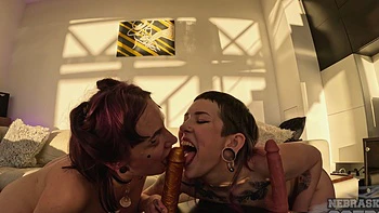 Lesbianas punk Ellah y Sammie follan con tetas grandes