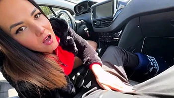 Ава Мур сосет на морозе на улице