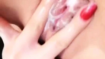 Brune amateur suce et encaisse un creampie en cowgirl