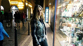 Aufreißer fickt Julia Red Doggy, leckt ihre rasierte Fotze