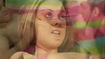 Molly suce, lèche et chevauche en cowgirl levrette