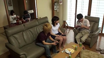 Baiser asiatique avec crachat en levrette et cowgirl