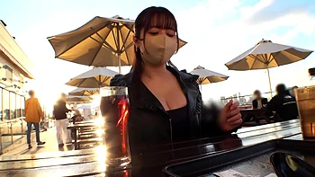 Пухлая азиатка с огромными сиськами и боковыми грудями