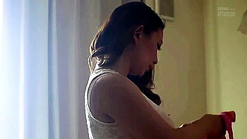 Mulher casada asiática rastejando cheia de peitões