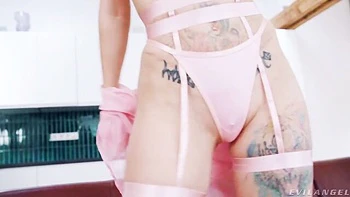 Busige Blondine Misha Maver reitet Solo-Dildo hart