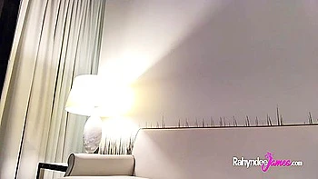 Milf morena atlética Rahyndee James se masturba com brinquedos anais e buceta molhada