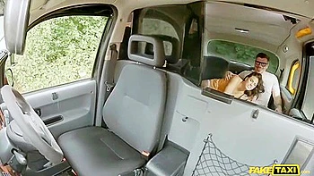 Morena monta o Denis no táxi no estilo cowgirl