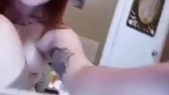 Жирная шлюшка мастурбирует с игрушкой в одиночестве