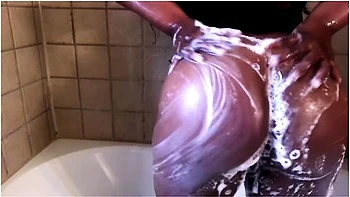 Лиза Ривера дрочит в душе с жирными сиськами и большой жопой