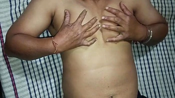 Indische Ehefrau reibt langsam ihre Titten und reizt sich