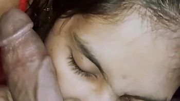 Индианка с темными волосами покрыта спермой в лицо и на сиськи