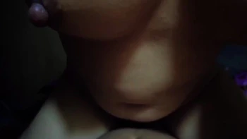 Frau wichst Schwanz im viralen indonesischen Amateur