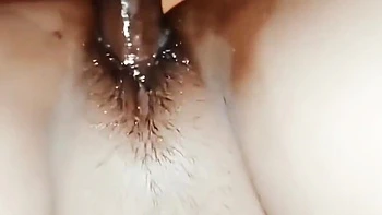 Индус трахает секси MILF и пускает ей в киску