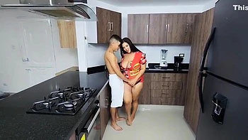 Пышная MILF Саванна Уотсон глотает друзей мужа