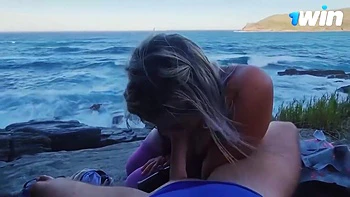 Mari et Chell: Latinas chaudes en POV suçant dehors