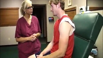 Блондинка-медсестра ласкает большой член, просит огромную сперму