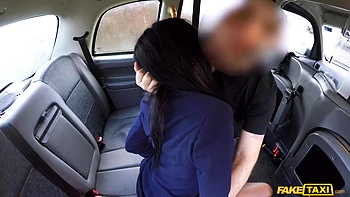 Schwarze Tussi fickt hart im dampfenden Taxi Anal und Blowjob
