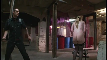 Dildo humiliant enfoncé dans chatte et cul BDSM