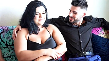 MILF francesa tatuada com peitos grandes em casting amador