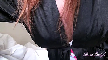 Tía Natasha entrenando con mano en POV y tetas grandes