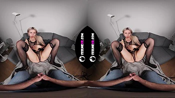 Loira goza com vibrador e meia arrastão