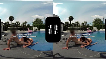 Morena a pelo de vaquera chupando polla en la piscina