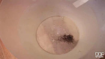 Morena se afeita su coño peludo