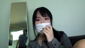 Asiatisches Amateurmädchen saugt tief im japanischen Stil