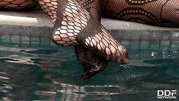 Dos sirenas follan con juego de pies en isla