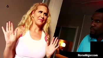 Rubia tetona se traga un gran coño y recibe doble penetración