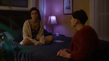 Lesbiennes tatouées baisent chaudement dans une ambiance intime