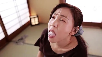Filles asiatiques déchaînées jouissent à fond