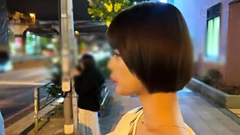 Худая малышка с маленьким лицом нежно целуется и медленно дрочит с вибратором