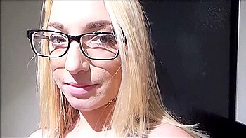 Незаменимый сводный брат Зои трахает её в фантазиях