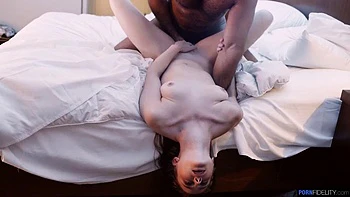 Лени Грей сосёт и трахается: раком, наездница, миссионер