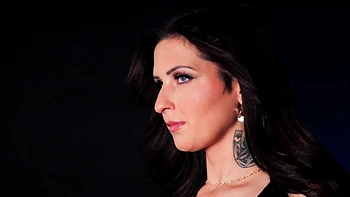 Wifey Ryder wird von 2 schwarzen Schwänzen gefickt