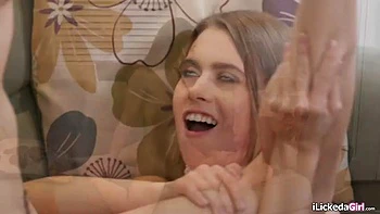 Brünette Teens lecken Arsch und 69 mit Fingern