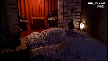 Morena asiática peituda exibe seus enormes peitos