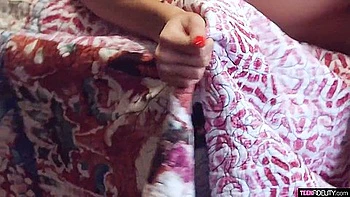 Pequeña zorra asiática Vina Sky follada duro