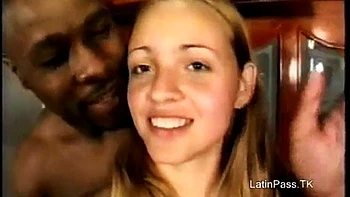 Adolescentes loiras colombianas chupando e fodendo de quatro