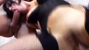 MILF brune triple pénétration : anal, pipe, chevauchée